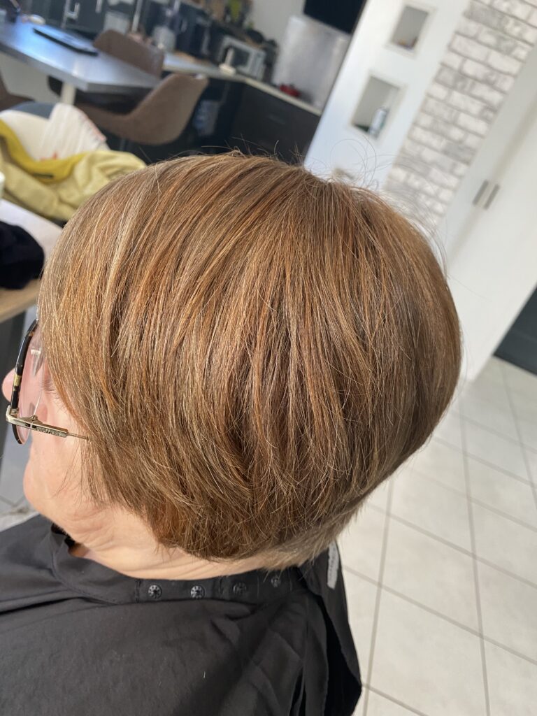 mèche cuivre et couleur beige sur une coupe asymétrique